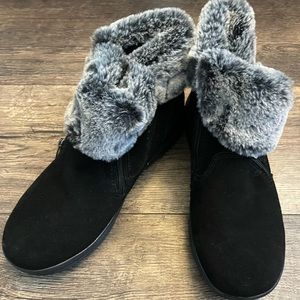 Black Khombu boots with fur